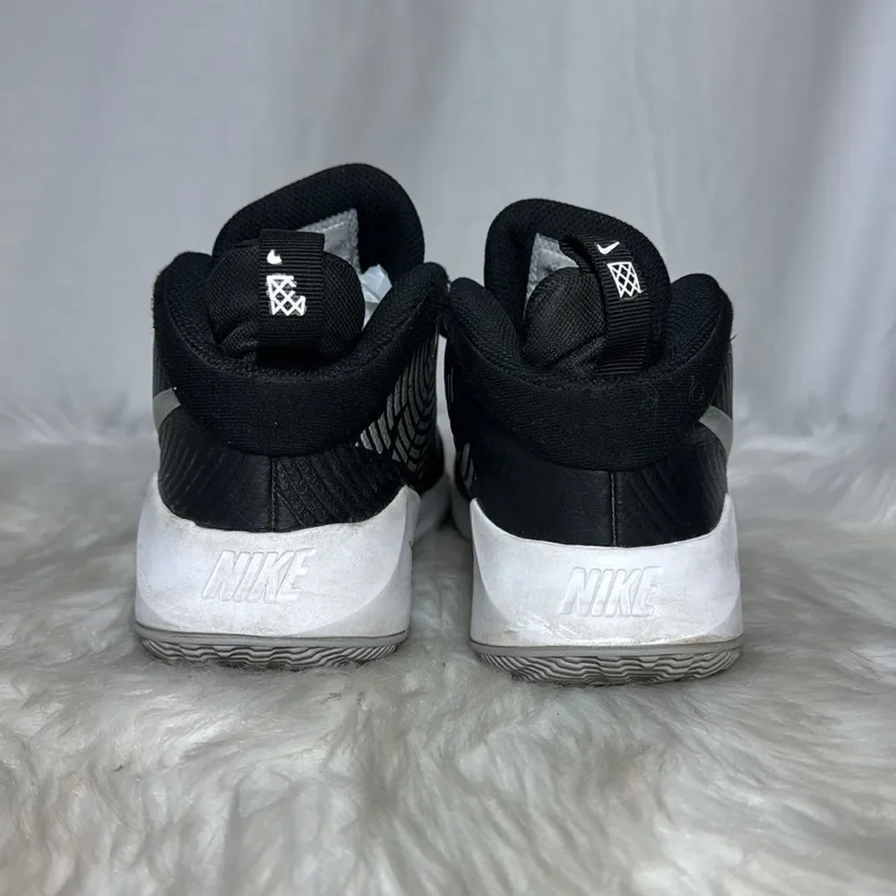 Nike Kids Team Hustle Black/White Basketball Sneakers Sz‎ 5.5 Youth
